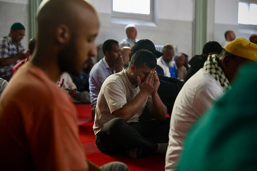 Muslims praying in Jami Masjid